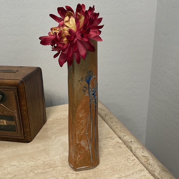 Signed handcrafted tall vase with blue flowers contemporary style - Picture 4 of 8
